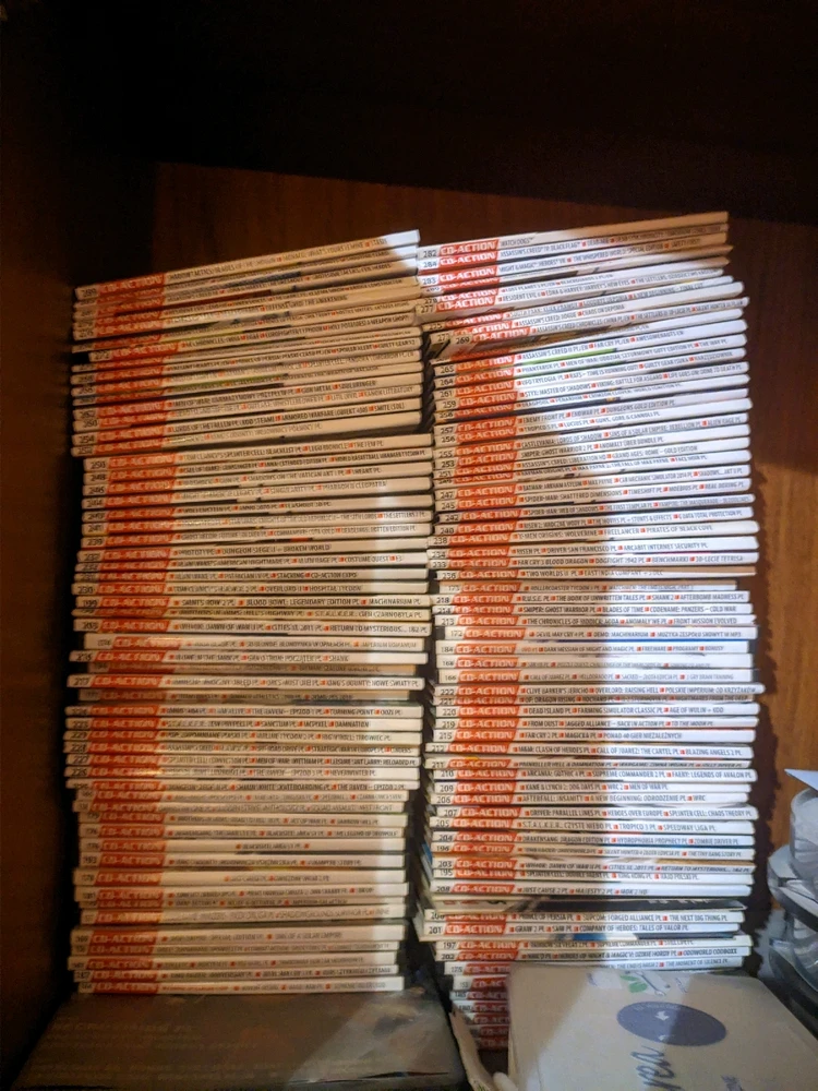 Mam cały stos tych płyt. Napędu już dawno nie mam, ale trzymam, bo szkoda wyrzucić. A może kiedyś zyskają na wartości 😁