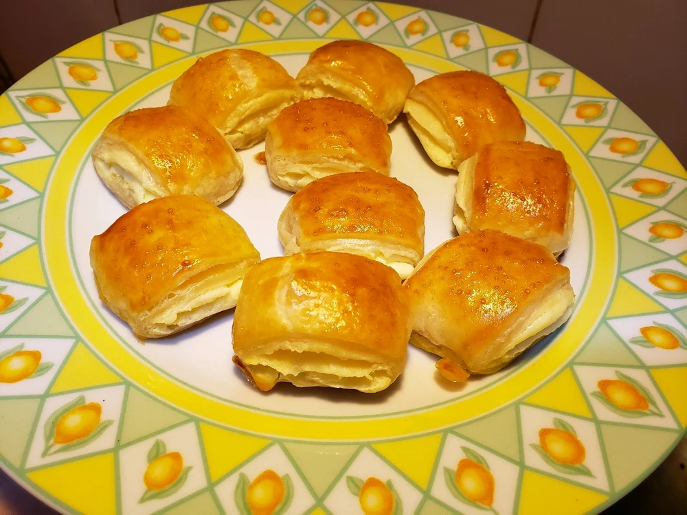 Premade Cream Cheese Pie... 😻😻😻

Come on who doesn't like 🧀🧀🧀?!!! 
😹😹😹