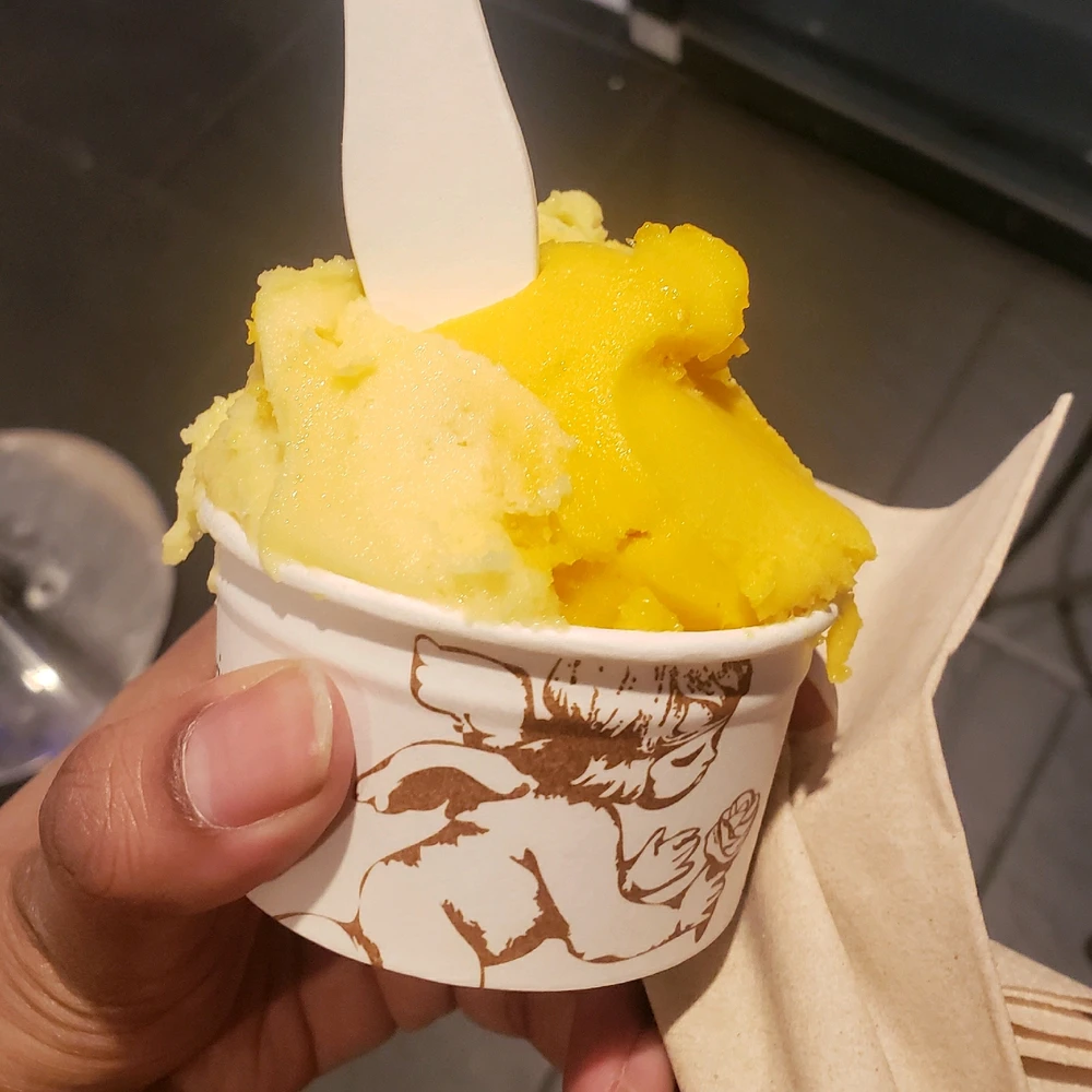 Mango & Passion Fruit - my favourite combo.

Tropical and sweet with a complex combination of sharp citrusy, acidic and sour flavours. Not to everyone's taste but couldn't care less 👀😇