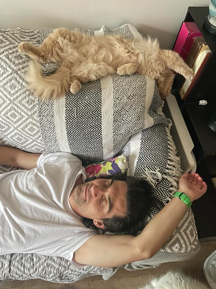 Me and my cat Léonard (not sure who is copying who tho 😅)