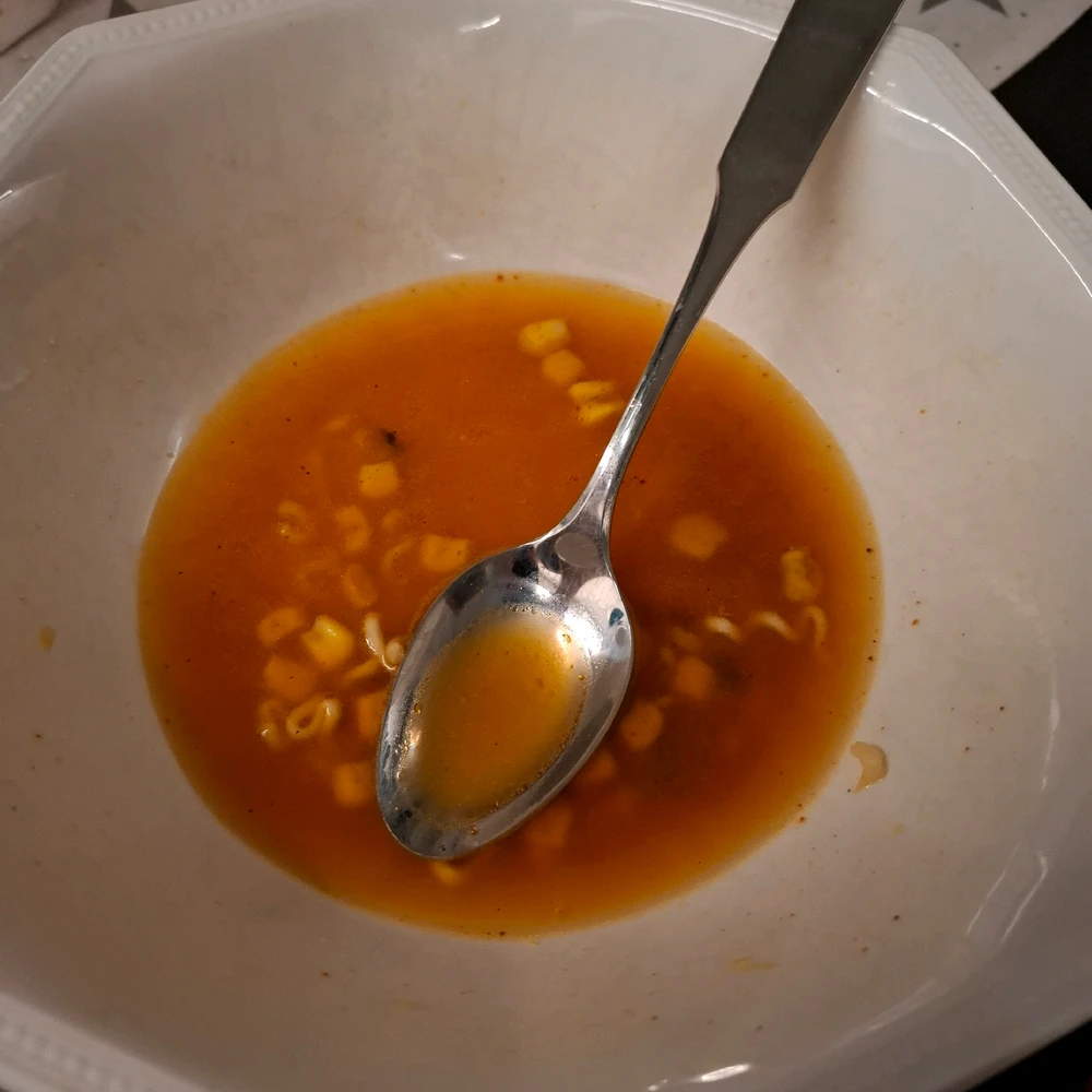 Instantnudeln mit einer Portion Mais, die Portion beinhaltet 165g Mais abgetropft. Also eine Dose.