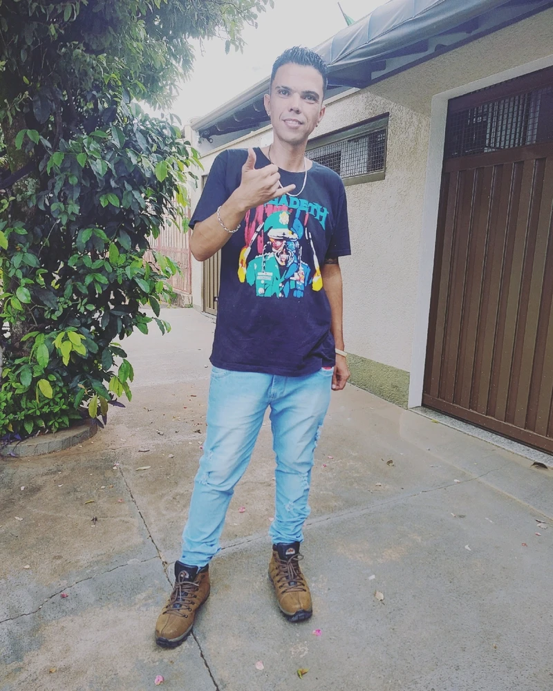 I-upload ni Leonardo ang larawan