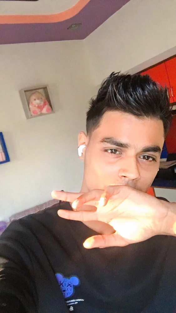 Niraj latasi kuvan