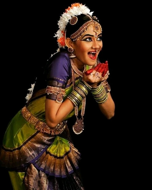 When it comes to kathhal.. I can't control my legs to dance on that sa re ga ma...Smile on face is the reflex of my happiness