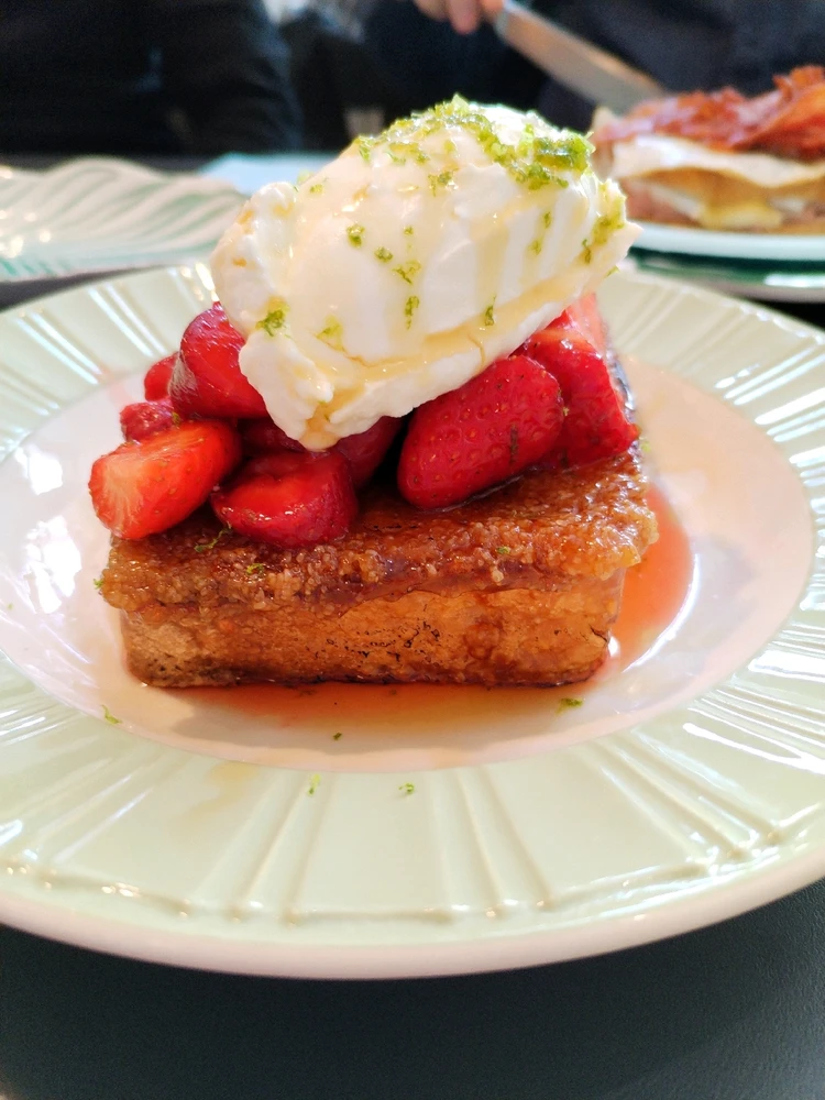 French toast caramellato con fragole e mascarpone. 