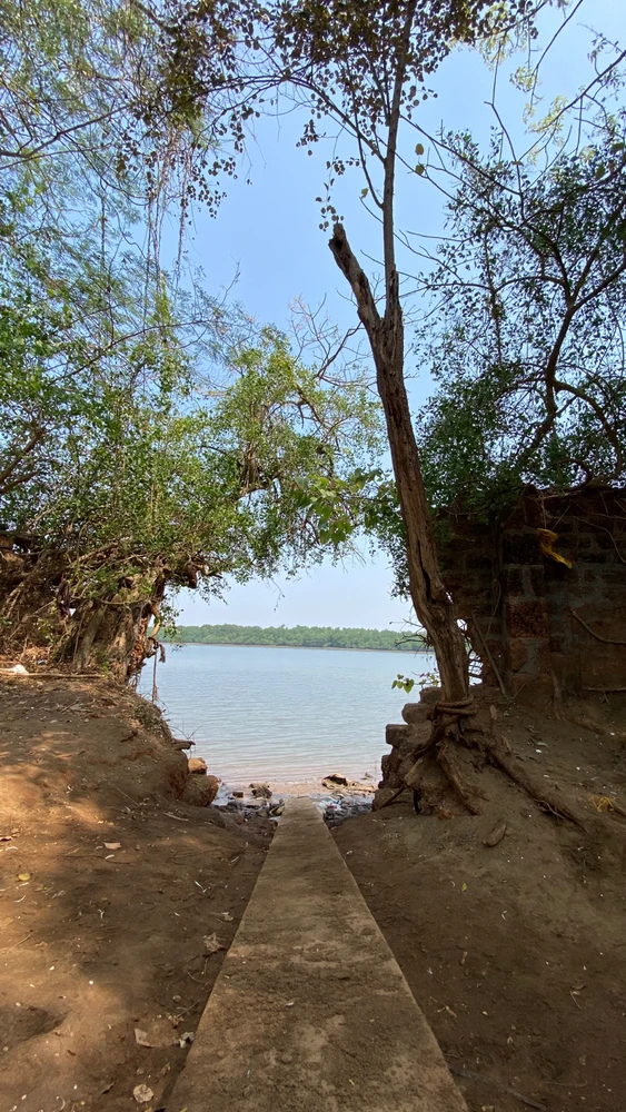 A broken wall revealing the river on the other side 