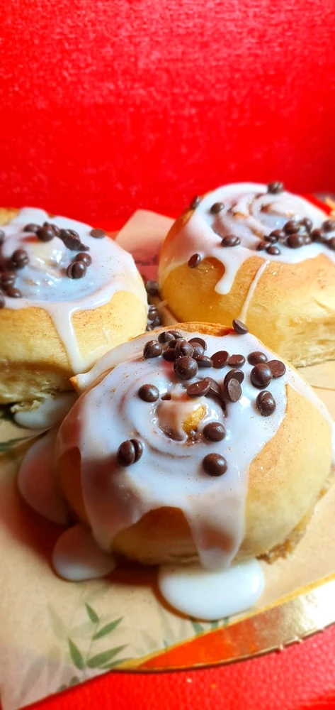 Rico rollito de canela glaseado y con chips de chocolate 