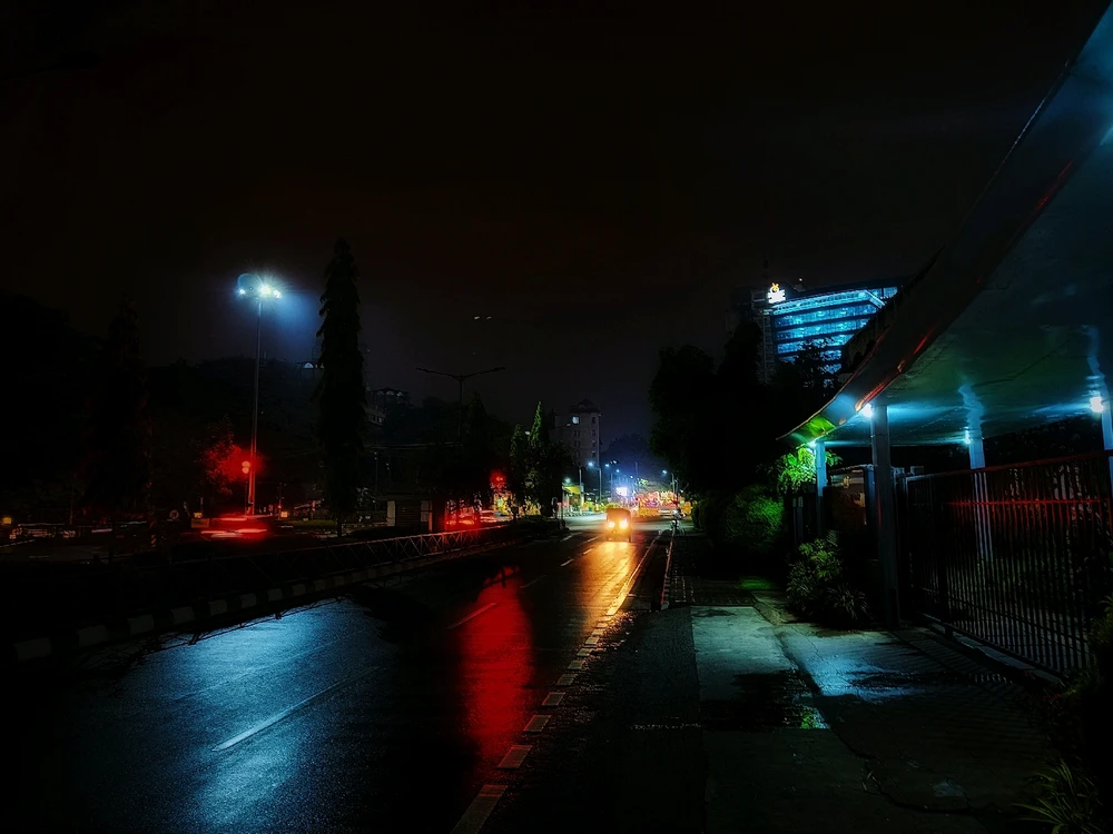 Cool winds and slight drizzle... The perfect night walk 