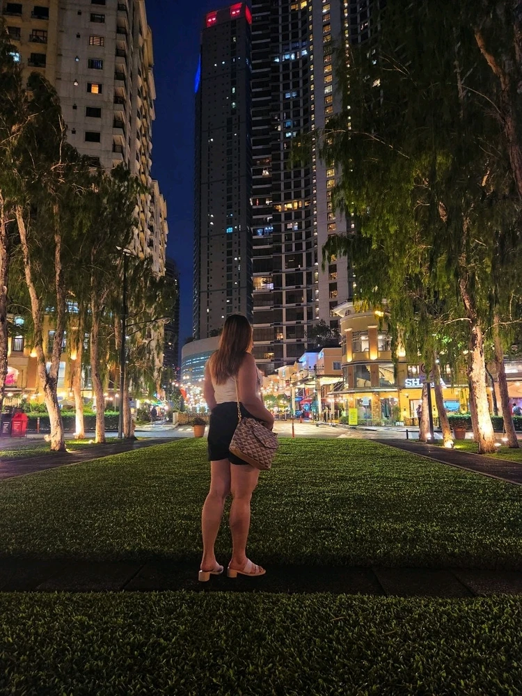BGC Taguig City, Philippines

*Thingking if I want to spend my night in the bar or nah! just go to my hotel room and lay down