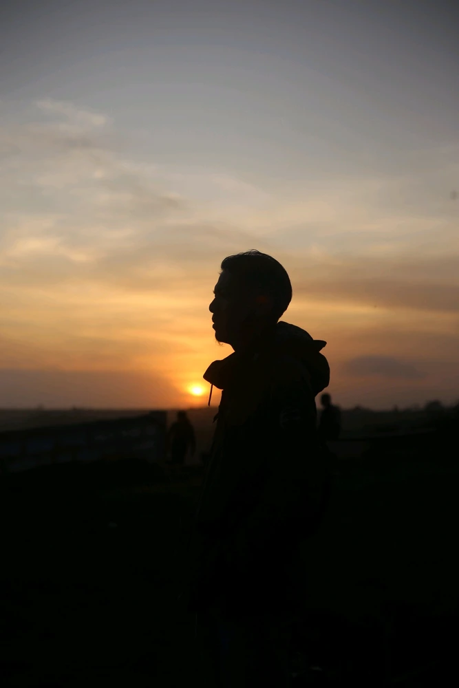 Siluet, senja ditepi tebing laut