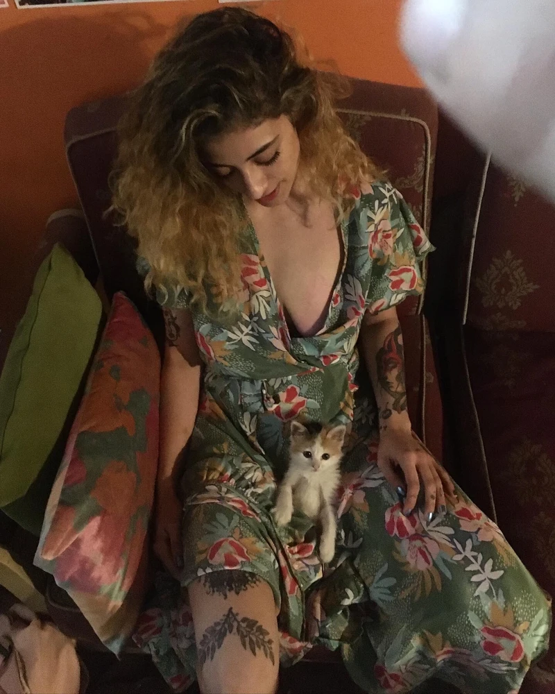 Gatita y chica 