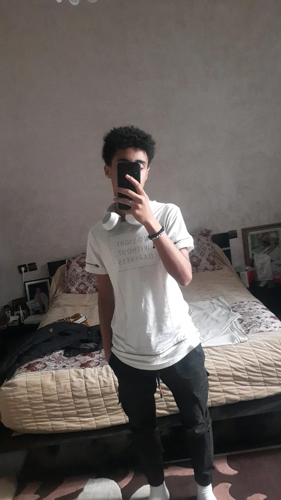 I-upload ni Abdelaziz ang larawan
