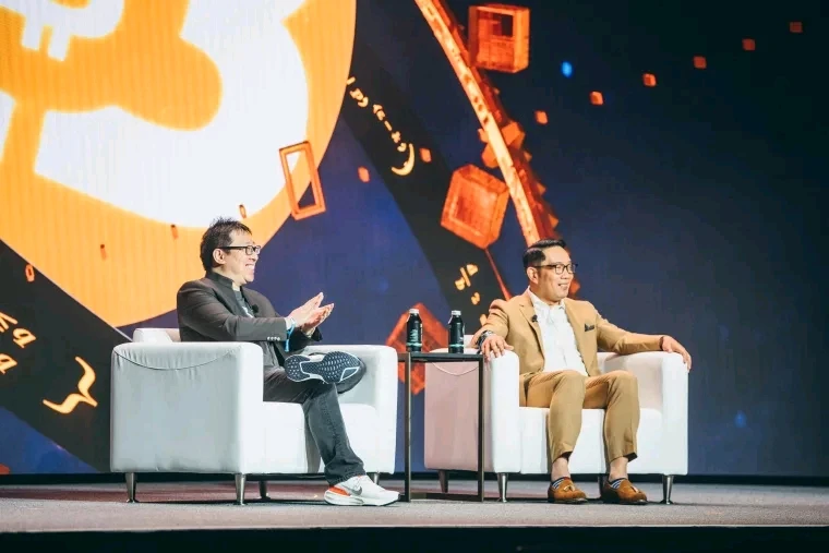 Sumber: Bitcoin Magazine
Caption: Ridwan Kamil bersama Samson Mow di Nakamoto Stage 