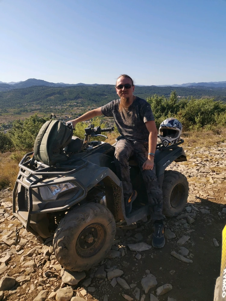 Le chevelu et son quad