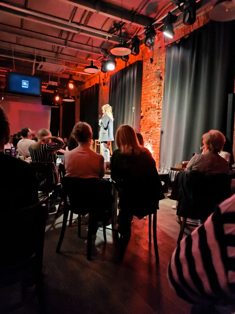 Сгонял с сестрёнкой на женский стэндап