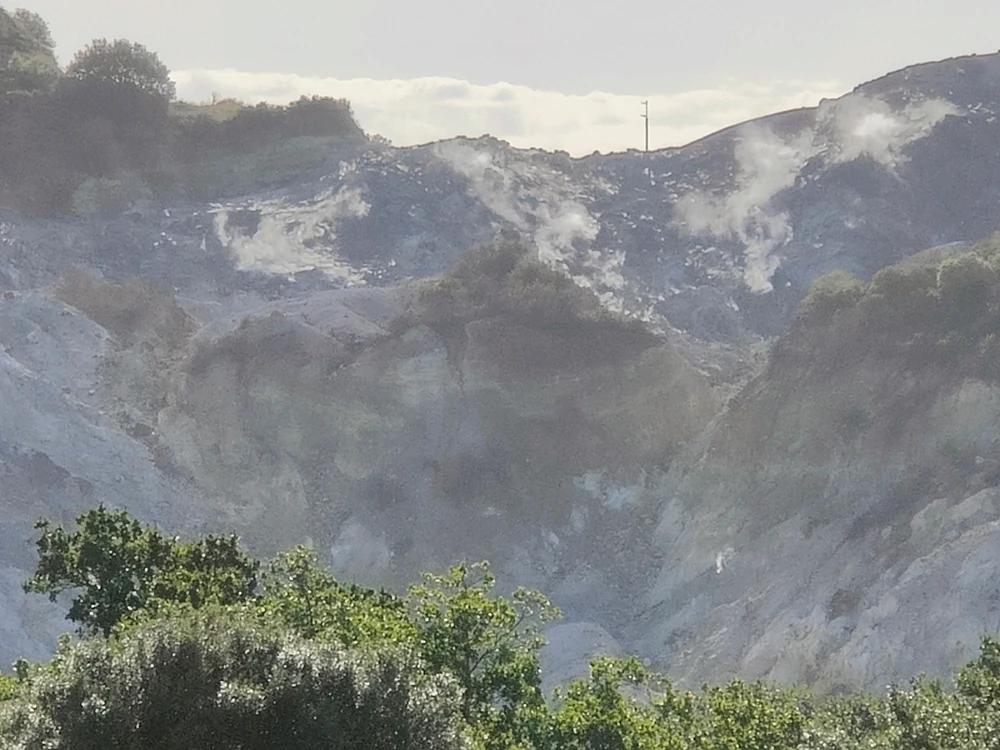 Zu sehen sind die Schwefel "Adern" des Vulkan Solfatara, welcher aktuell sich sehr unruhig verhält.