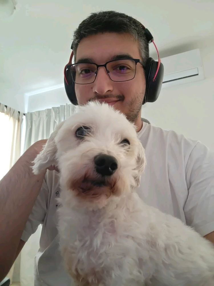 Cuando estas trabajando hace rato pero tu compañero recién se despierta y pide mimos