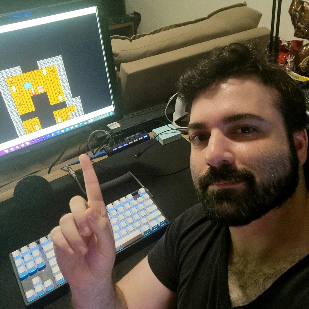 Eu, mostrando a tela do PC com meu projeto do BYOND rodando localmente.