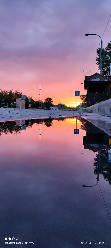 Egy reggeli napfelkelte a nyári hónapokban.
A nap sugarai gyönyörűséges szögben világítják meg az álló vizet.