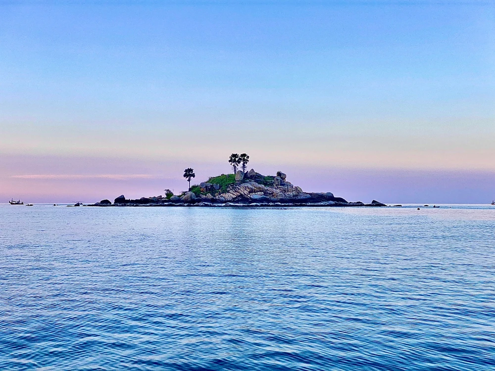  And Island in a tropical lake