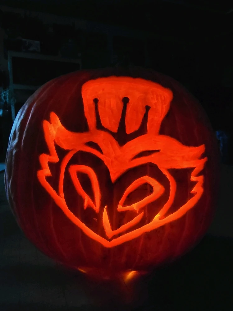 Pumpkin shaving I did of Stolas, recently 😁🎃