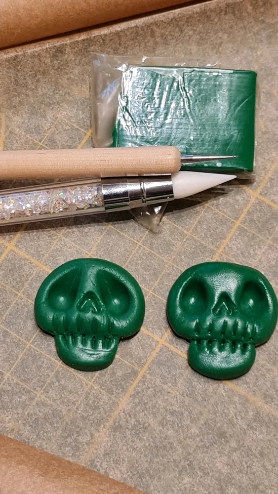 Skull fimo clay Anhänger. Selbstgemacht.