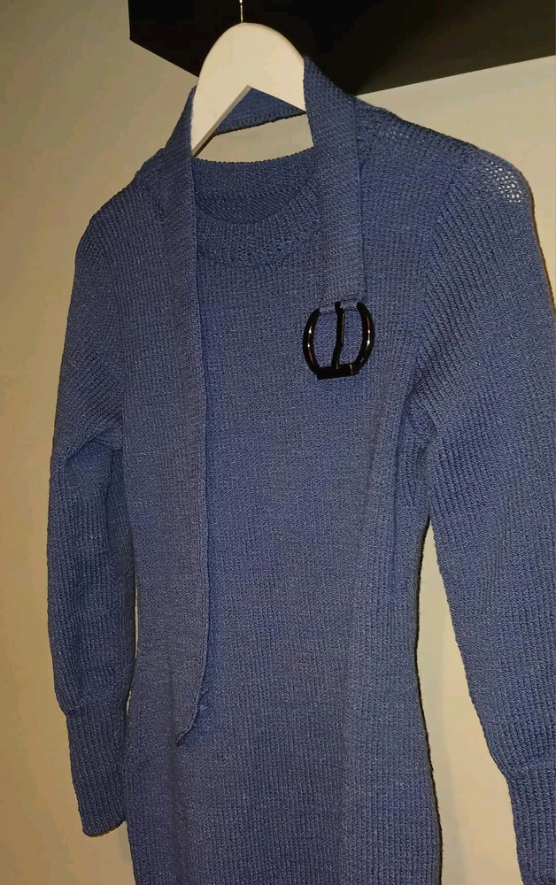 Vestido corto y mangas largas con cuello redondo tejido a dos agujas y cinturón a tono tejido a crochet.