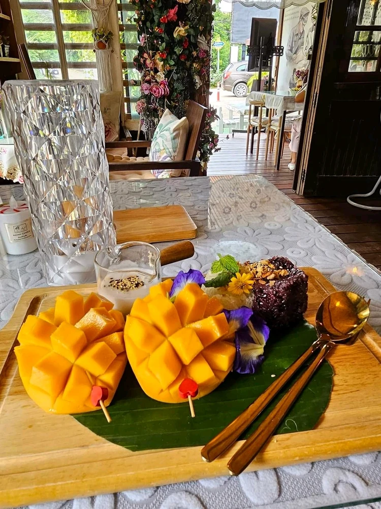 Kaow•niew•ma•muang