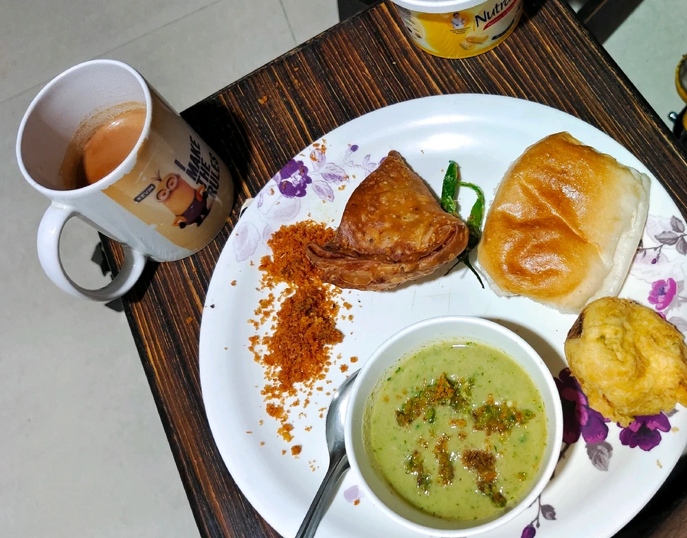 VADA PAV AND SAMOSA WITH SPICY CHUTNEY AND FRIED GREEN CHILLIES 🤤