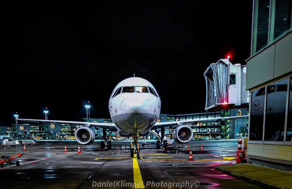 An Airbus a320neo at night 
