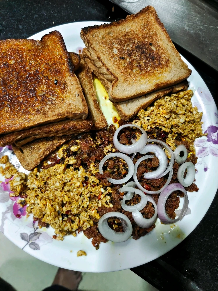 Kheema pav served with bhurji, garnished with onion.. 