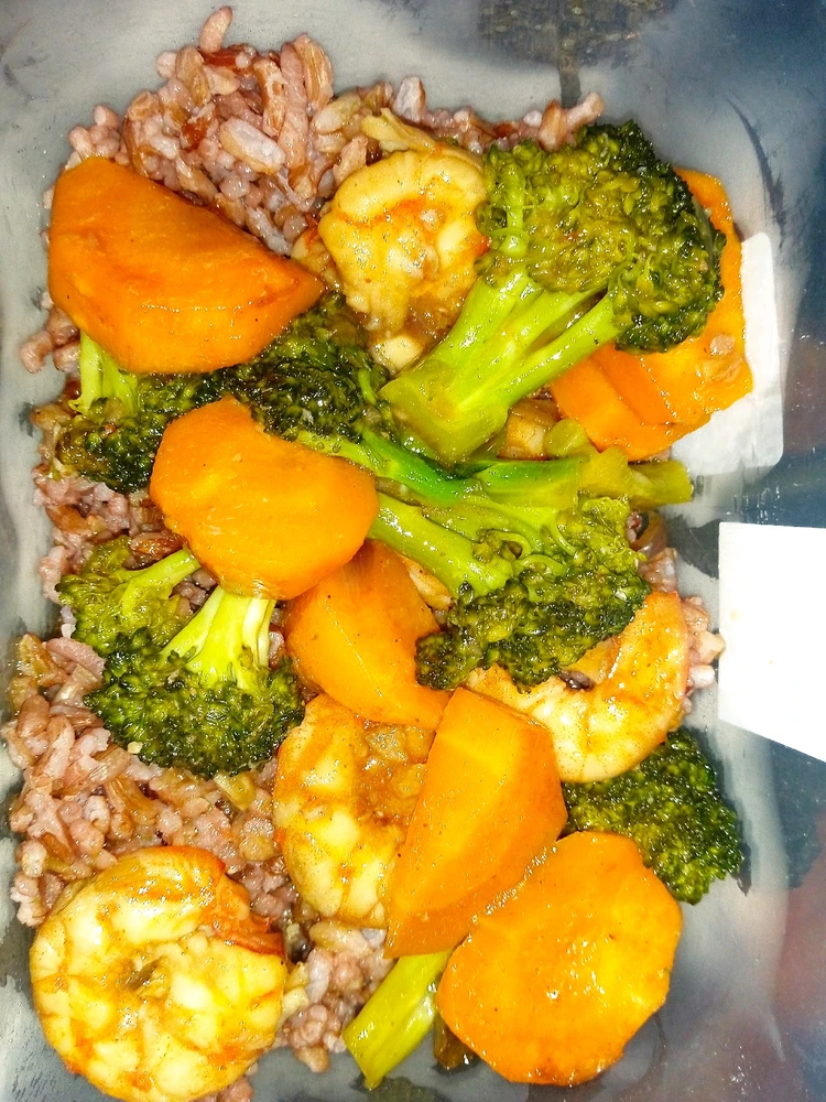 Stir Fry shrimp with broccoli and carrots in rich dark sauce. Best paired with steamed red rice