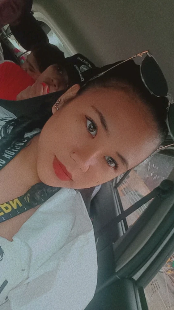 I-upload ni Lilith ang larawan
