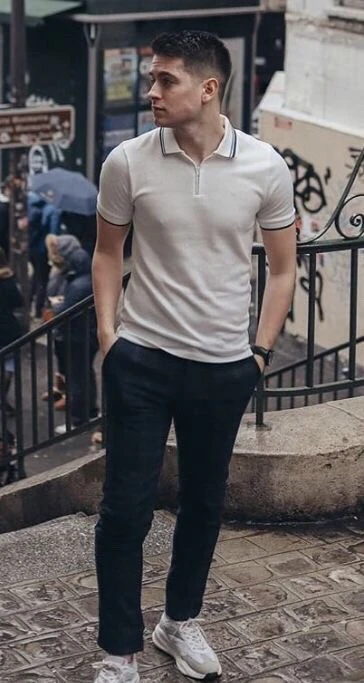 Casual men, pakaian laki laki yang terlihat sangat santai bisa di gunakan dalam pakaian sehari-hari.
