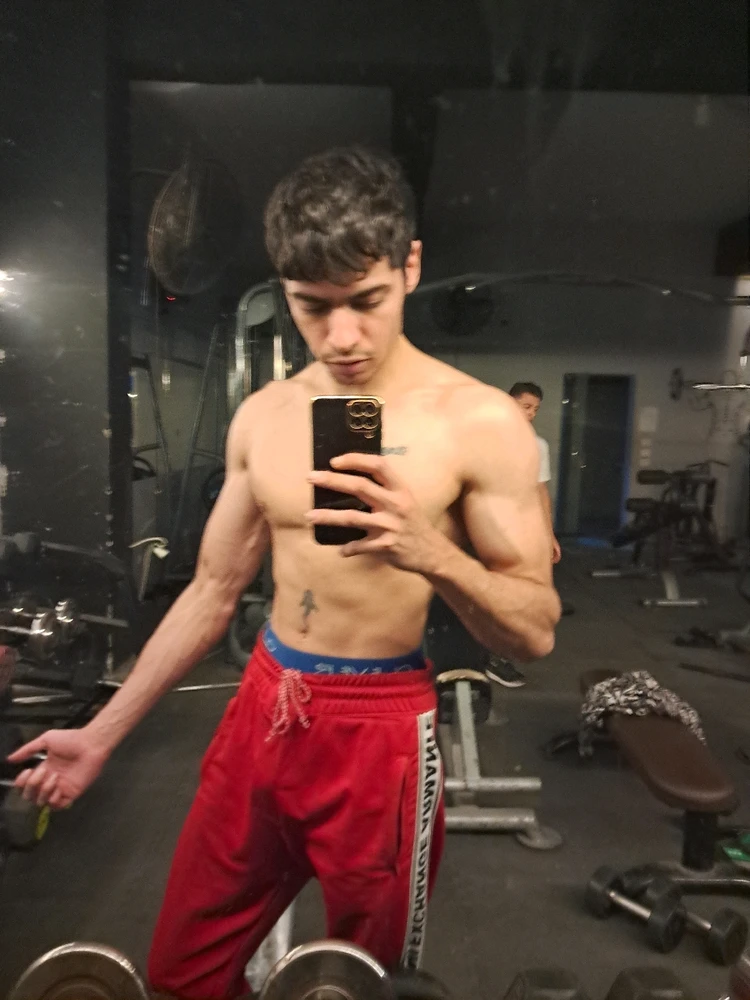 Shirtless gym pic with a great physique