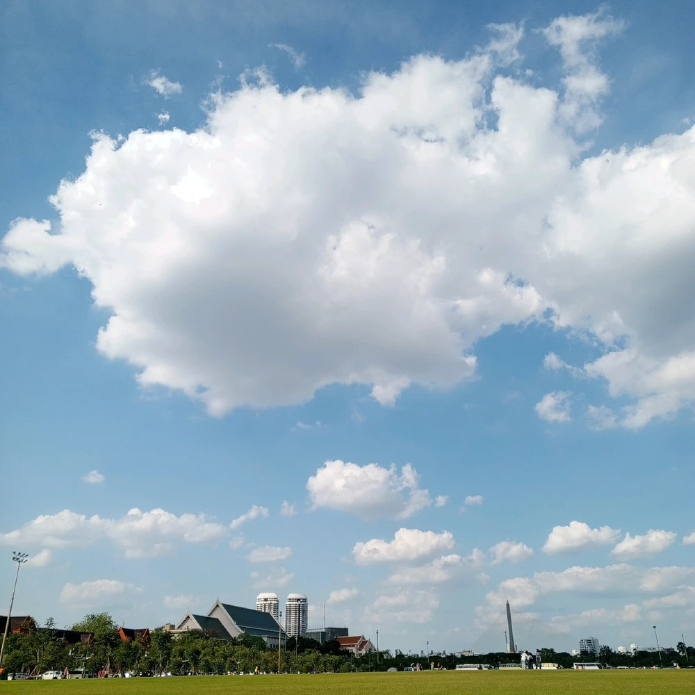 สนามหลวงเมื่อวานนี้(2jan) ไปทีไรหงุดหงิดกับทางเท้าทุกที จะหวงอะไรขนาดนั้น ทุเรศจัด