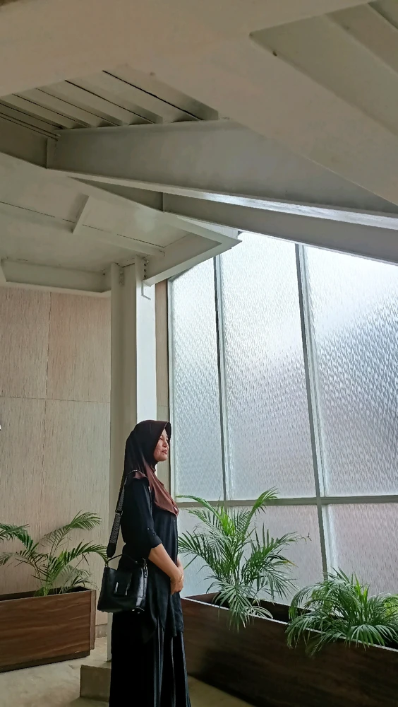 Berdiri di depan jendela kaca