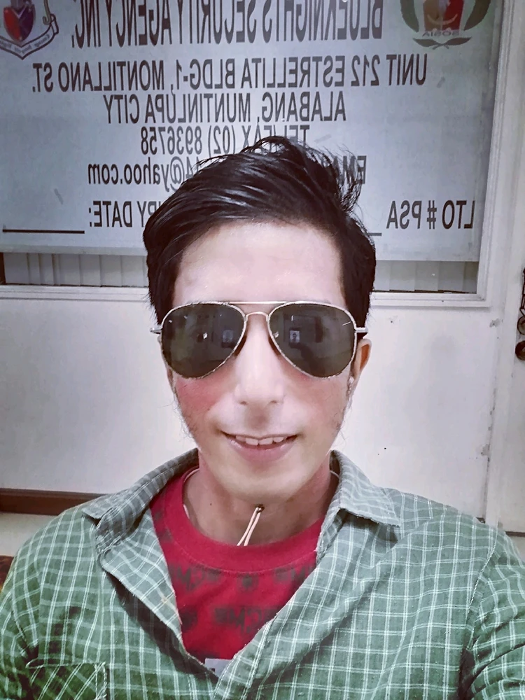 I-upload ni Mikhail ang larawan