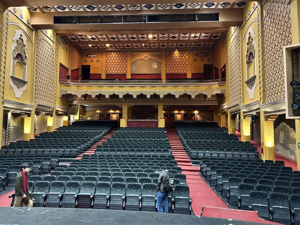Vine a visitar el teatro de la ciudad