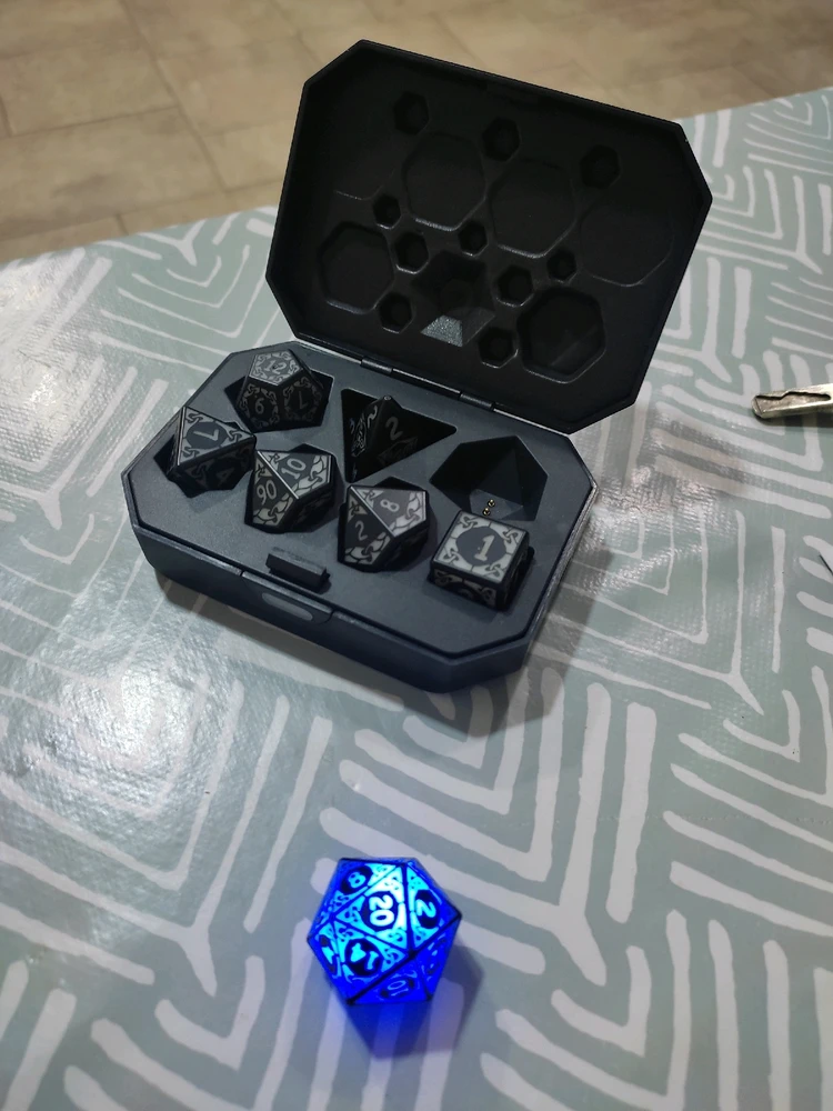 Imatge d'una funda i set daus, 1d20, 1d12, 1d8, 1d100 1d4 i 1d6.