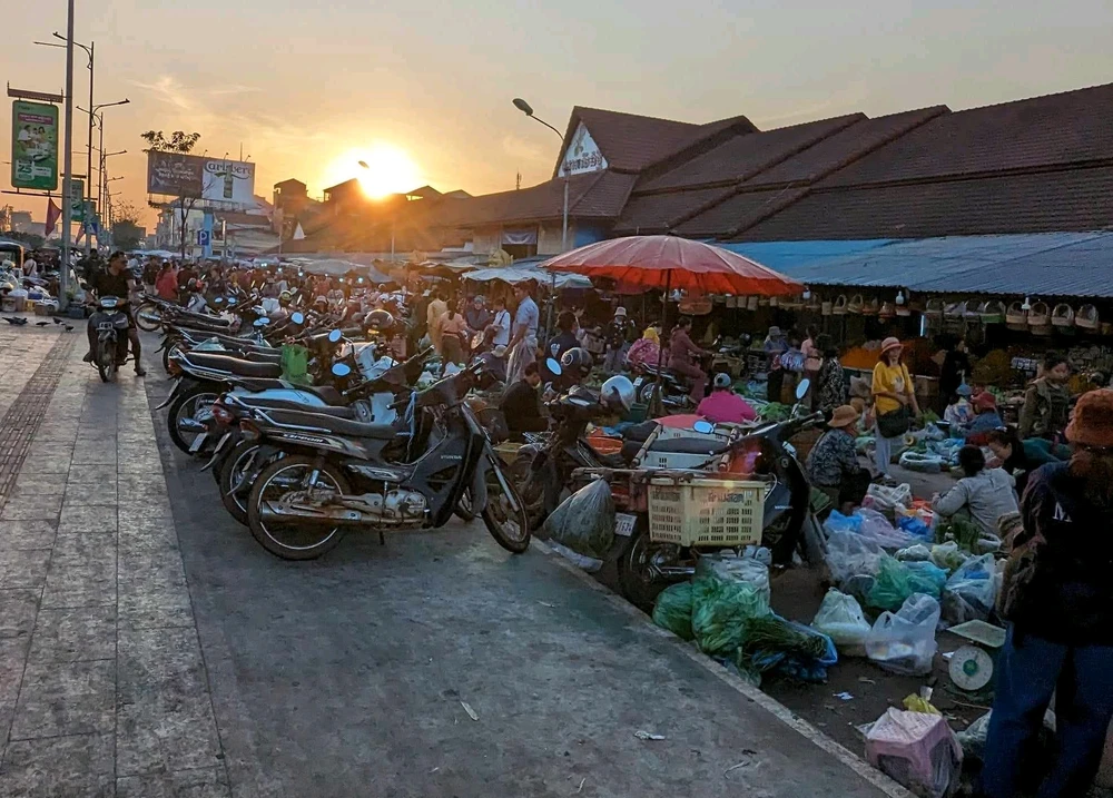 Sunrise at Phsar Leu Thom Tmey wet market, Siem Reap
