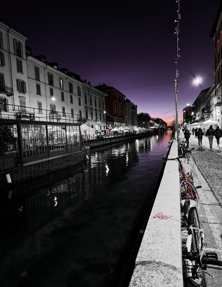 Foto, scorcio del naviglio Martesana, tramonto, foto bianco e nero.