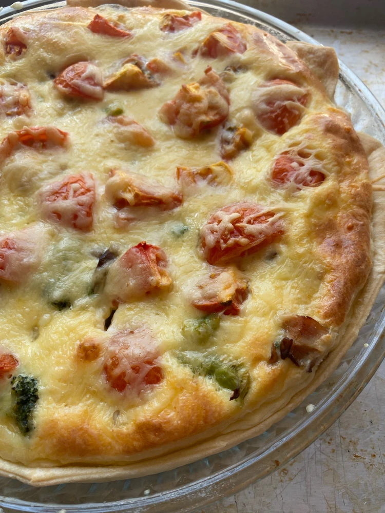 Quiche with broccoli, tomato, ham, mushrooms and cheese on top 