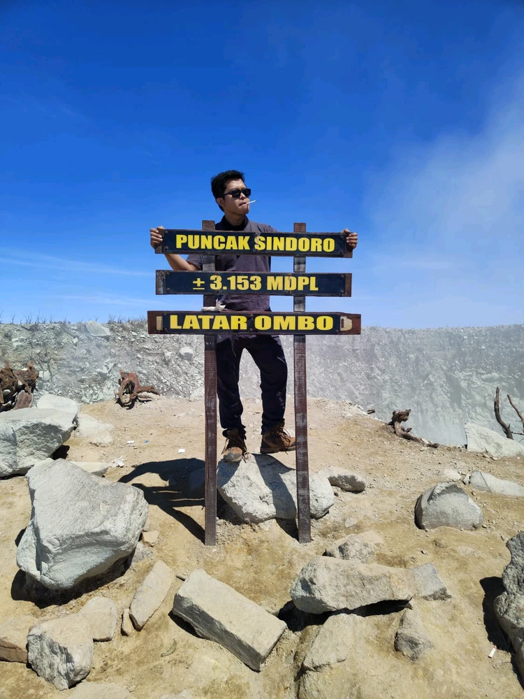 Gambar Puncak Gunung Sindoro, Latar Ombo 