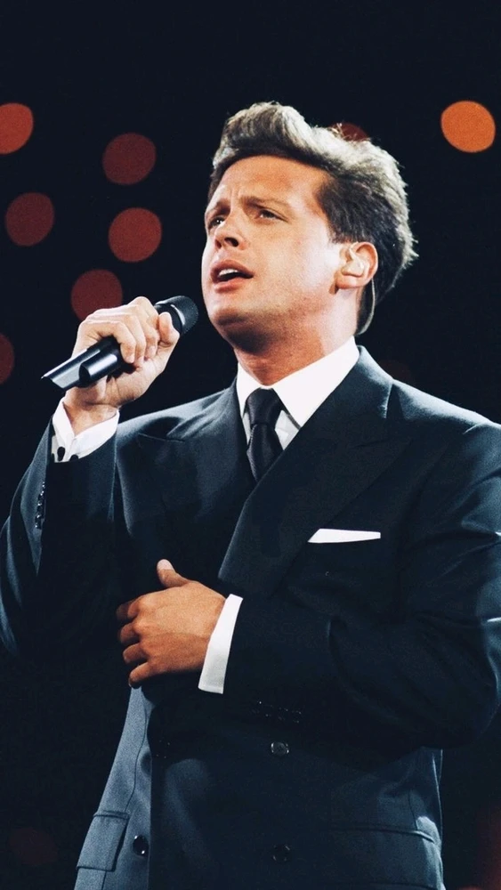 El cantante puertoriqueño hoy se presenta en el estadio monumental de Caracas, en un show que mucha gente esperaba! 