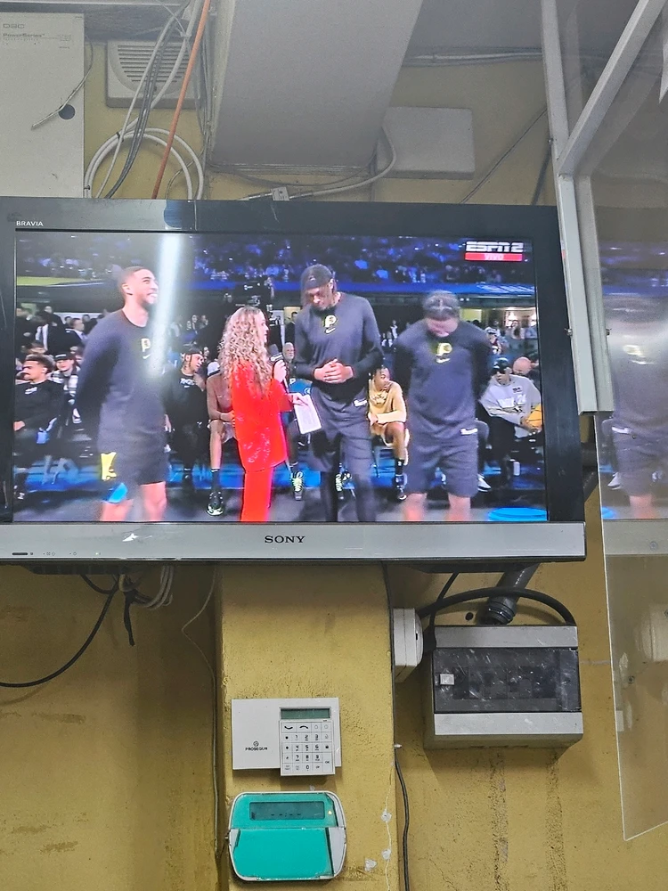 Viendo el all star game.
Pero falta alguien con quien hablar 🤭