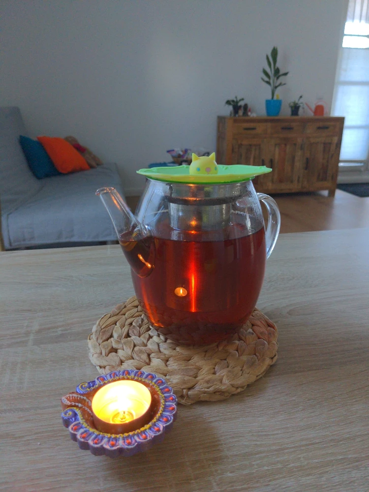Black tea in a glass kettle witha cute silicone lid.