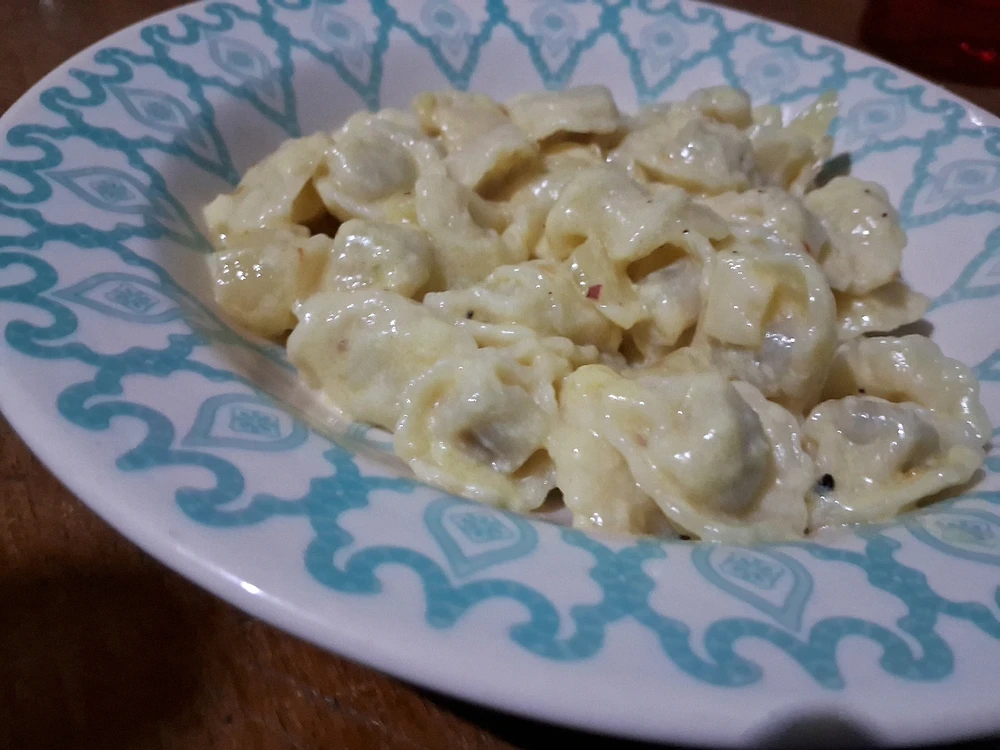 Agnoline com molho a base de nata, leite em pó, lemon pepper e alho e cebola: