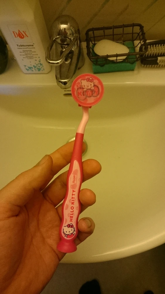 A hello kitty toothbrush