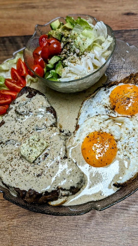  Steak vom Jung-Bullen Medium rare, mit Frischkäse - Senf - Soße und gemischtem kleinen Salat mit Asiatischem Dressing ✨🥩🥗